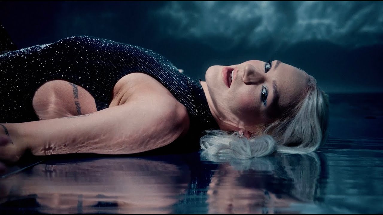 Kirsty Grant - Outerbody (Official Visualiser) auf YouTube ansehen Kirsty Grant - Outerbody (Official Visualiser) auf YouTube ansehen