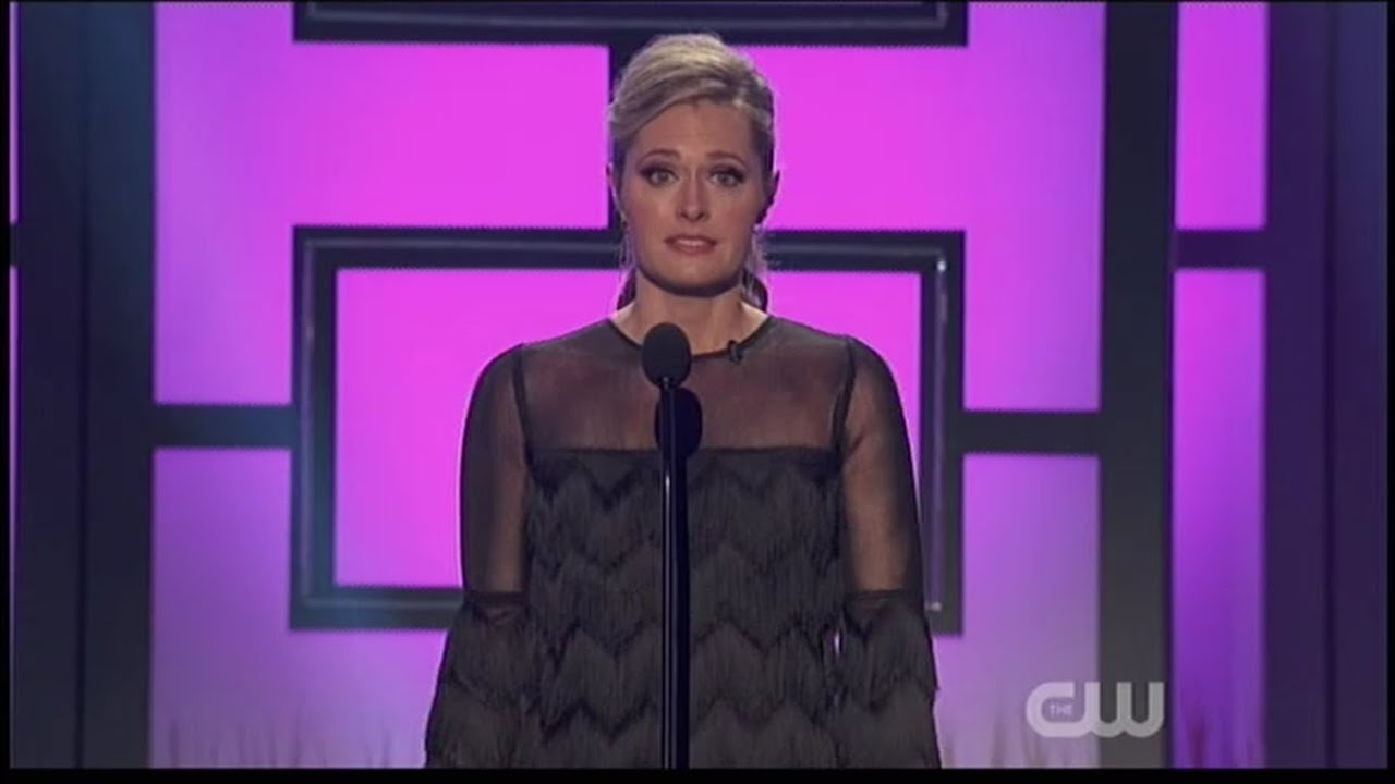 Maggie Lawson presents nominee for Dog of the Year at 2016 World Dog Awards