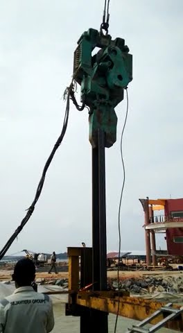 Pemancangan Sheetpile Baja dengan Vibro Hammer di Pembangunan Dermaga