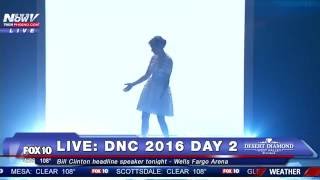 Elizabeth Banks TOTALLY Mocks Donald Trump's Entrance At The Democratic National Convention Profile