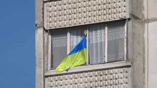 Флаг Украины вывешен из окна квартиры, Харьков 04.05.14., ул. Балакирева(Украинский флаг вывешен из окна жилого дома в Харькове 04.05.14.., 2014-05-05T04:53:53.000Z)