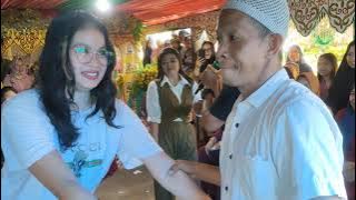 trying to seduce Mercedes with the Indian song Aci and Dores