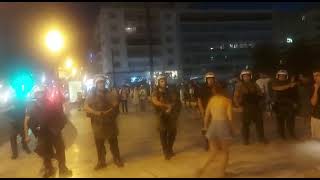 Τα ΜΑΤ δεν αφήνουν τις διαδηλώτριες να φύγουν