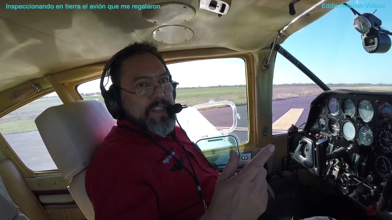 Inspeccionando en tierra el avión que me regalaron.