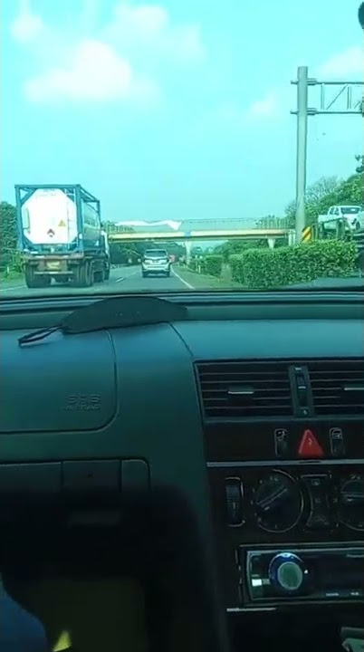 Story' WA bawa mobil mercy C200