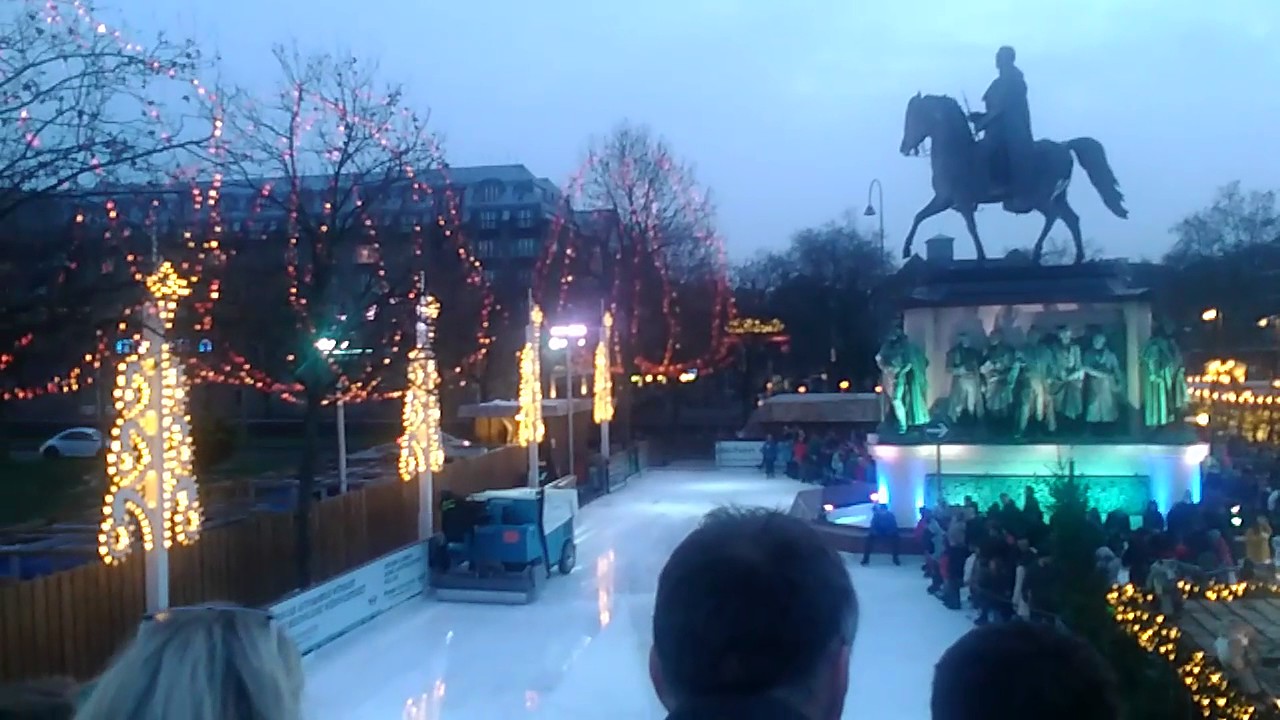 Die Eisbahn auf dem Kölner Altstadt Weihnachtsmarkt wird geglättet