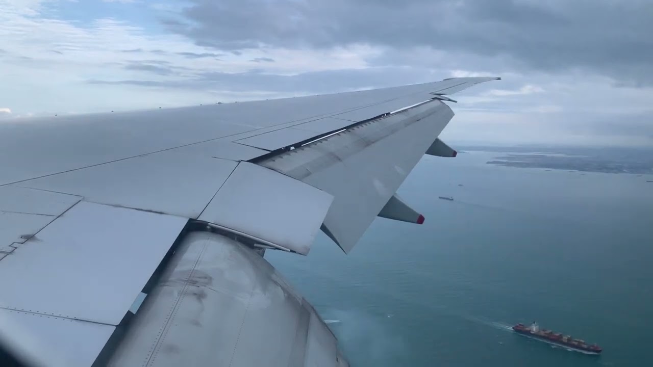 Singapore Airlines 777 approach and landing in Singapore.