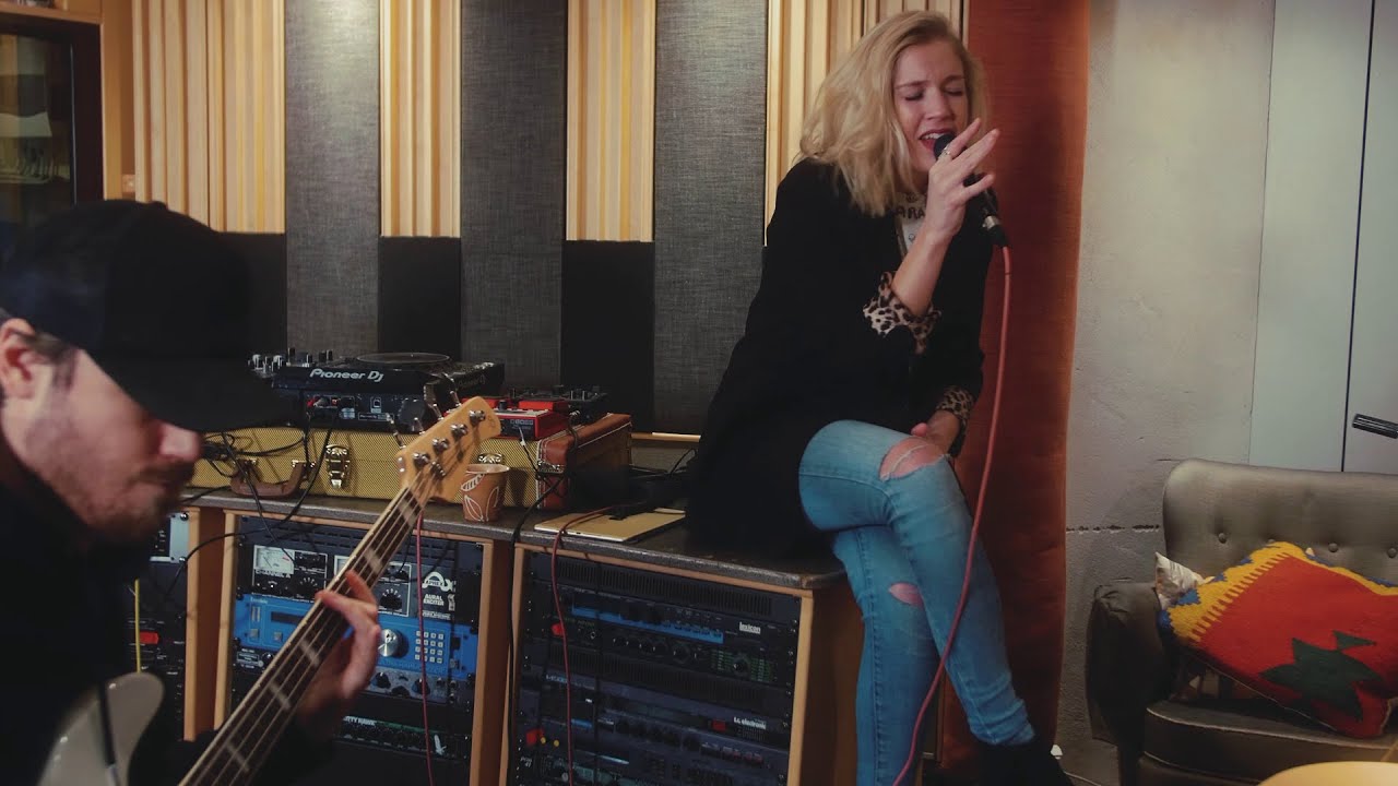在 YouTube 上觀看「Victoria Voss - Thin (Acoustic Session)」