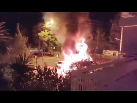 Καβούρι: Απορριμματοφόρο του δήμου συγκρούστηκε με ταξί – Τα δύο οχήματα τυλίχτηκαν στις φλόγες