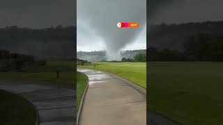 Golfers capture tornado touchdown at Missouri course | REUTERS Resimi