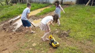 Victinho Henrique Brincadeira No Barro Com As Primas.