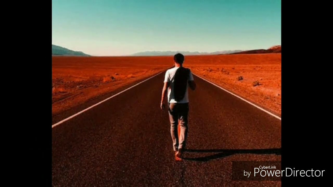 мужчина идущий по дороге. человек на дороге. одинокий человек на дороге. уходящий человек. человек идет по пороге.