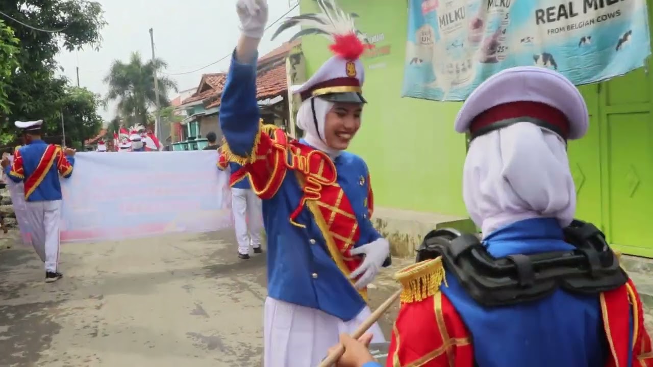 Marching Band SMK Bhakti Praja Margasari hadir di Glempang Desa Jembayat Kec. Margasari
