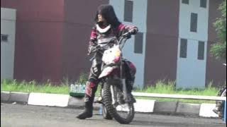 Cewe Cantik Menggunakan MOtor Trail new