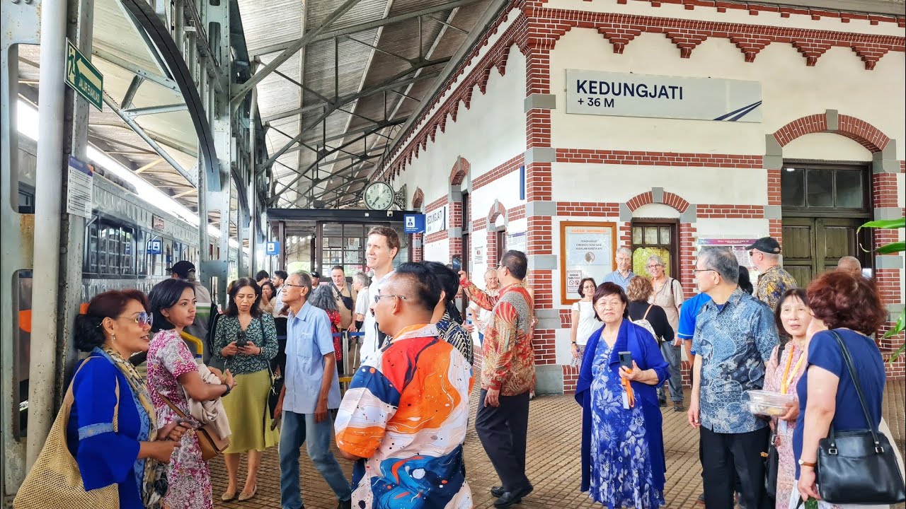 BANYAK BULE BERDATANGAN DI STASIUN KEDUNGJATI, SUASANA KERETA API SEPERTI ZAMAN KOLONIAL BELANDA.