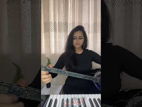 بنت جميلة تعزف على جيتار حزين روعة
