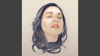 Video thumbnail of "Carla Morrison - Un Beso"