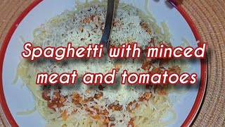 Spaghetti with minced meat and tomatoes