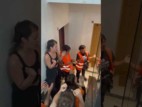 Así ha entrado la policía en el edificio de Maricarmen instantes previos al desahucio #shorts