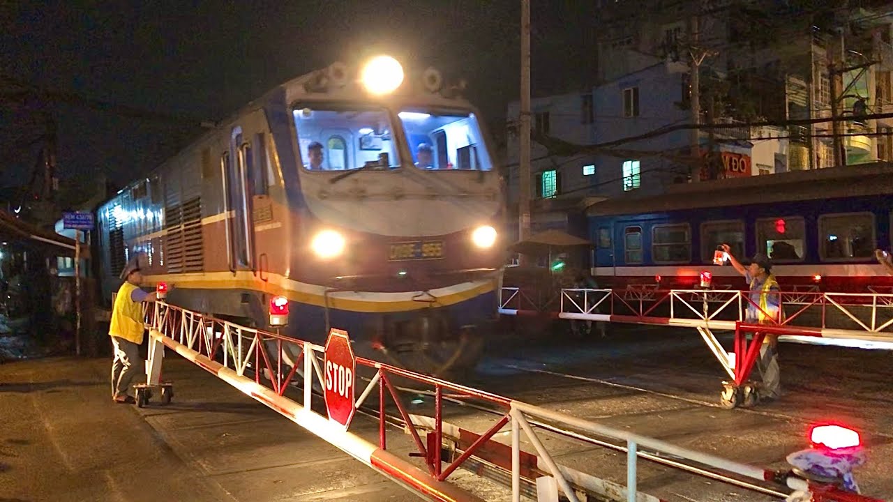[10/02/2024] D19E-955 kéo tàu SNT2 rời ga Sài Gòn - YouTube