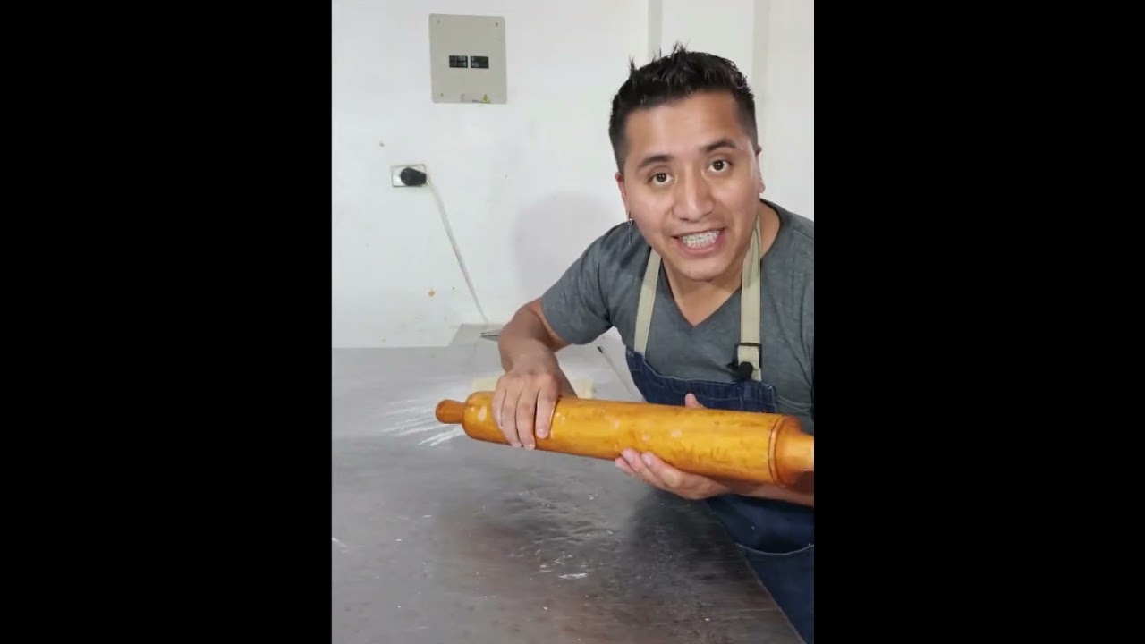 Un Croissant  Relleno de Queso echo a mano