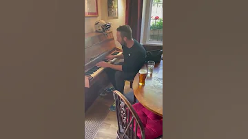 Chris Martin surprises a couple by performing a Coldplay classic in a pub | SWNS #shorts 🎤🎹🍺