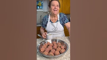 Nonna Pia Makes Her Delicious Meatballs 🤌🏼👵🇮🇹 #nonnapia #meatballs #italiancooking #madein