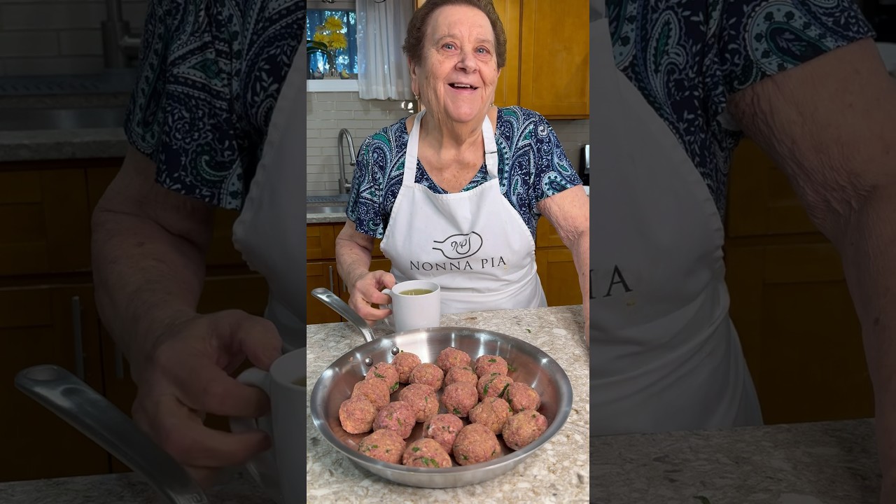 Nonna Pia Makes Her Delicious Meatballs 🤌🏼👵🇮🇹 #nonnapia #meatballs #italiancooking #madein