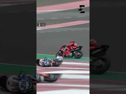La grosse chute de Van Strallen, poussé hors de la piste du Superbike par Bulega #shorts #superbike