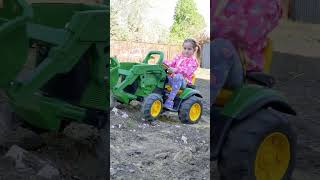 فتاة صغيرة لطيفة وجرار التحدي #shorts Cute little girl and tractor challenge