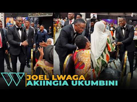 JOEL LWAGA AKIINGIA UKUMBINI KUJUMUIKA NA FAMILIA KATIKA USIKU WA "Nikumbuke"