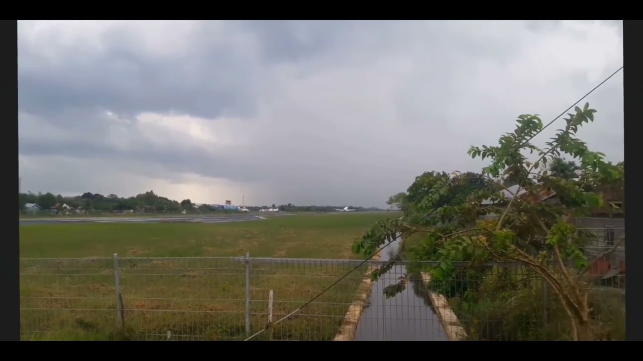 Jedag jedug Proses pendaratan pesawat Embraer ERJ 195 Kalstar aviation PK-KDA