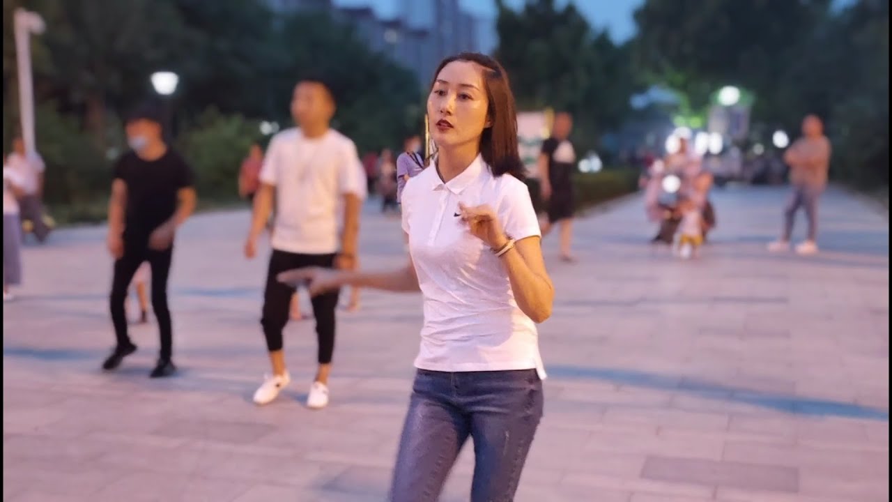 妮妮旁边的两个美女太惊艳了，不够看啊啊啊！歌曲：《野摩托》