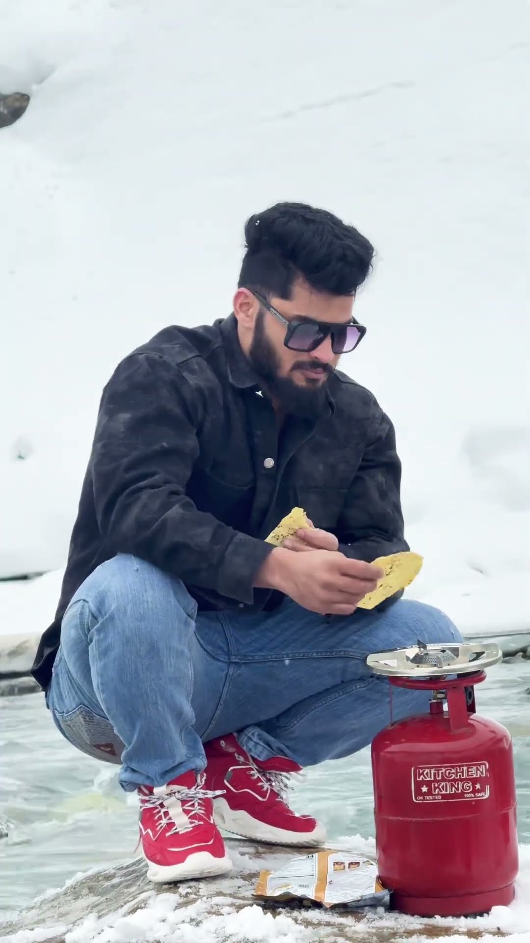 Kashmir m papad khane ka alag hi maja h #pawansahu #hindumantra #motivation #hinduprayer #fitness
