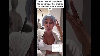 Emma lohoues parle aux jeunes filles.