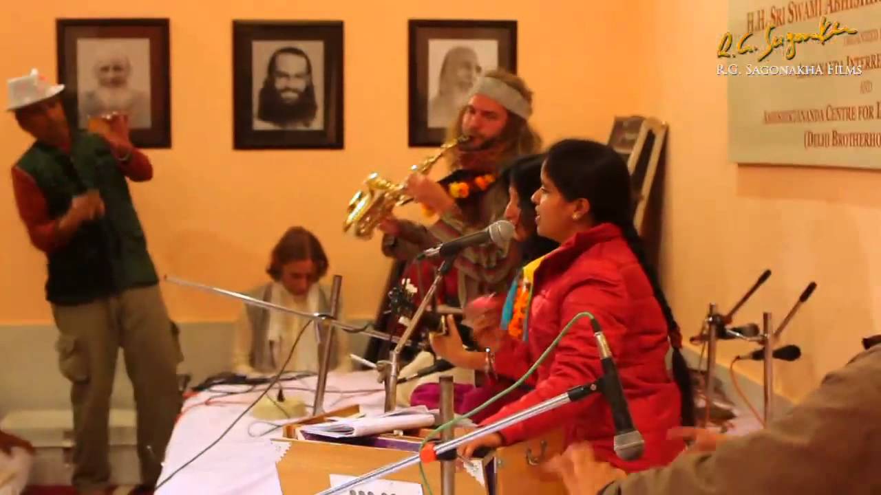 Devi Music Ashram (Rishikesh India) - Krishna bhajan - singer Neeti