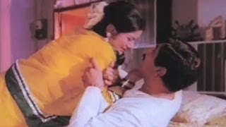 Shakti Kapoor Sells Aruna Irani For Rs 2000 - Sargam Action Scene