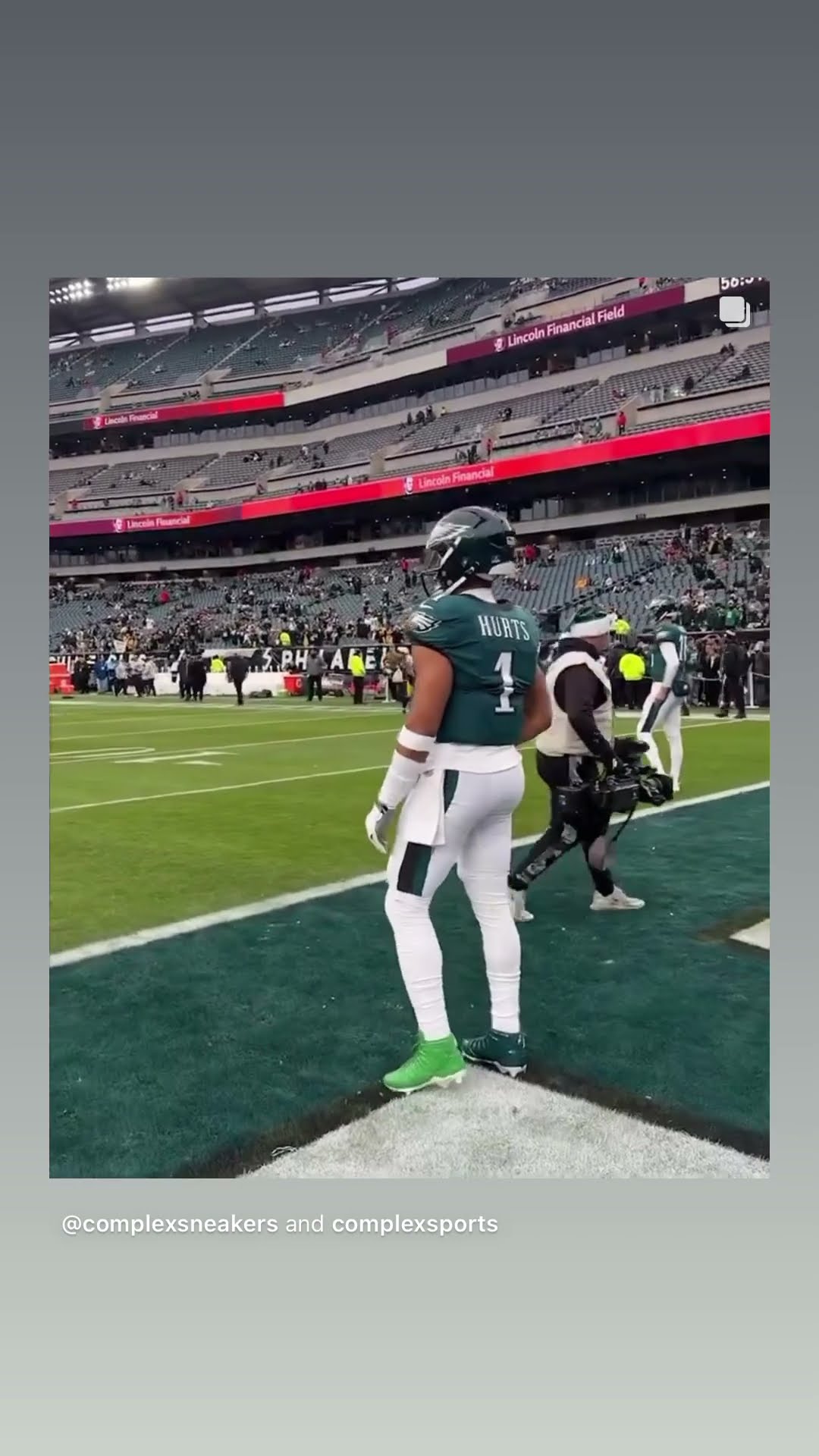 He wore two shoes ?? #hoodnews #jalenhurts #philadelphiaeagles #jordan #sneaker #sneakers #omg #i