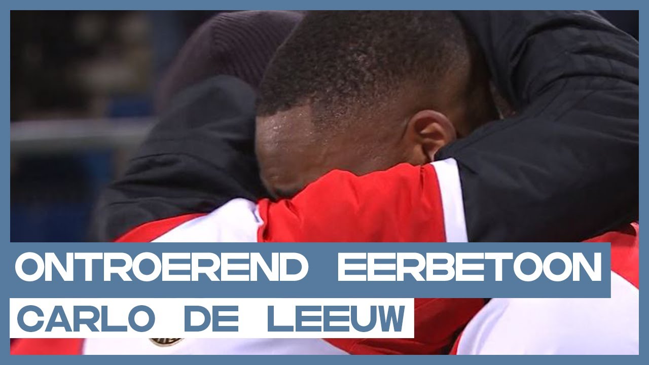 Kippenvel: ontroerend eerbetoon Feyenoord voor Carlo de Leeuw