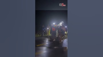 Xuyên đêm khiêng cáng vượt 20km đường sạt lở, cứu 3 người nguy kịch do vùi lấp #tintuc #tinnong