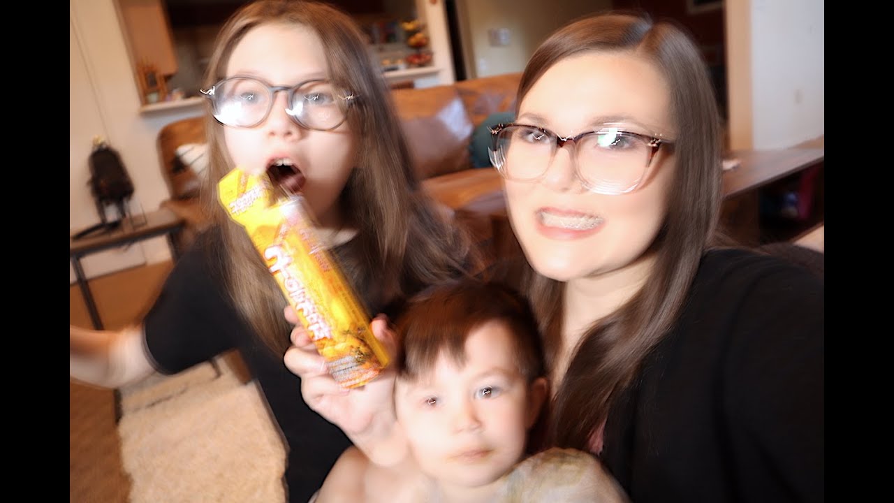 Trying a Munch Pak Box! Snacks from ALL Over the World!!