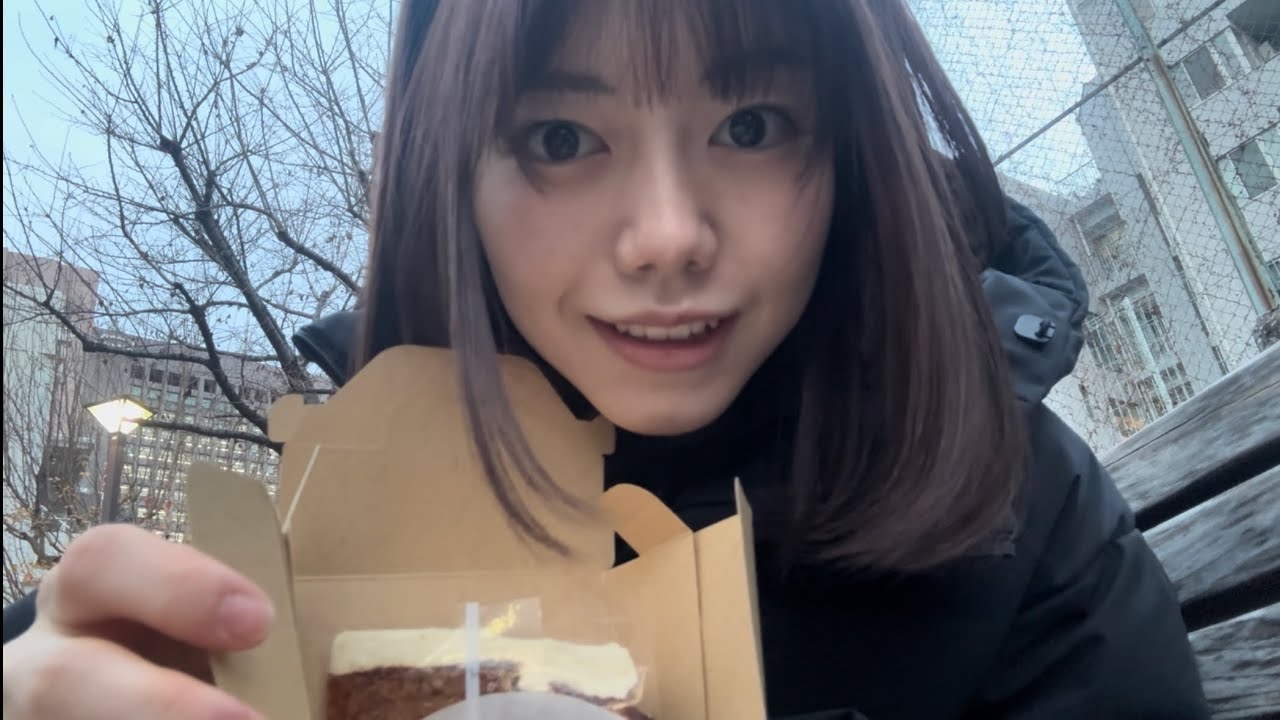 寒空の下、ケーキを食べるクリスマスイブイブ