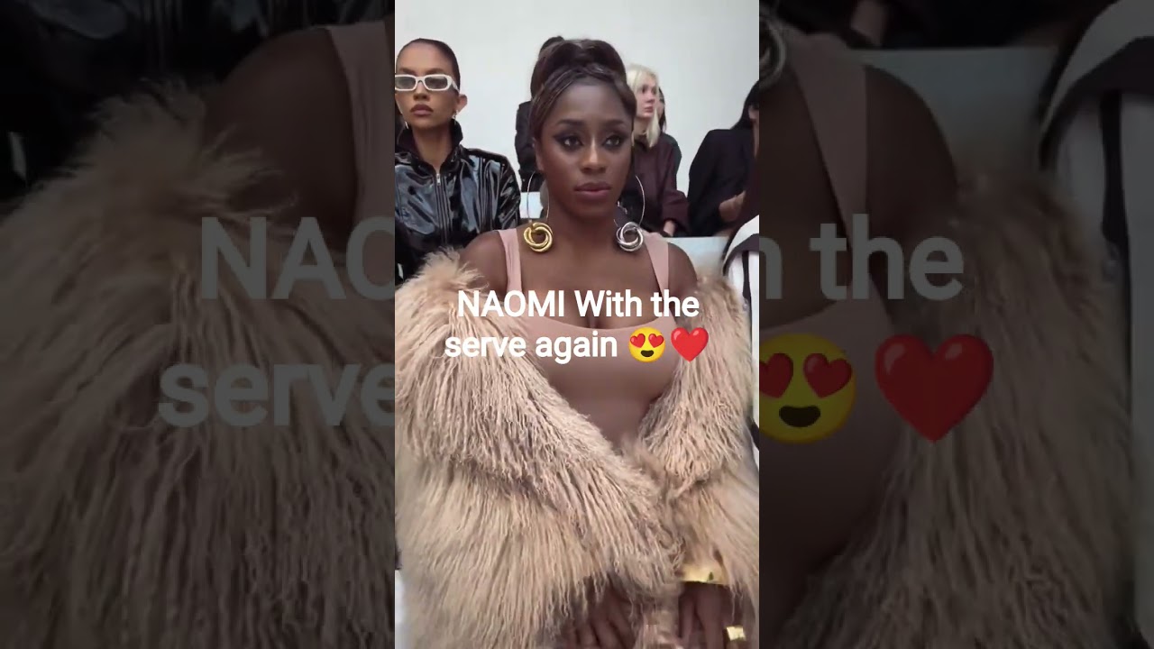 Naomi at Paris fashion show 😍😜
