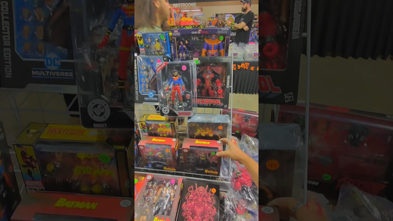 Охота за фигурками на местном шоу игрушек! 