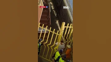 خروج محمد عبدالمنعم من المدرجات قبل نهاية مباراة الأهلي وبيراميدز 