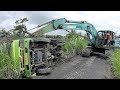 Dump Truck Tip Over Recovery by Kobelco SK200 Excavator | Evakuasi Truk Terguling