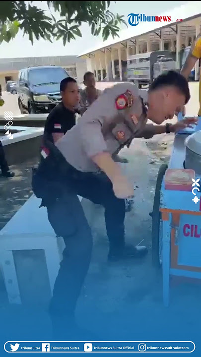 Viral Cara Kocak Polisi Isi Waktu Kosong, Gerobak Kang Cilok Pun Jadi Korban