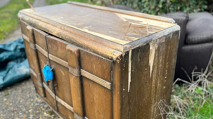 Restauration complète d'une ancienne credenza: pelage du placage et bois pourri. Rénovation de meubles.