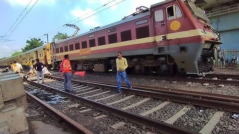 TRACK MAN SHOWS RED FLAG TO LOCO PILOT #railway #train #new #viral #youtube #dailyvlog #world