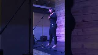 Layza Moory Canta Messeges From Her De Sabrina Claudio.